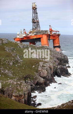 La Transocean vincitore piattaforma di perforazione dopo che esso si è arenata sulla spiaggia di Dalmore nell'area di Carloway dell'isola di Lewis. Foto Stock