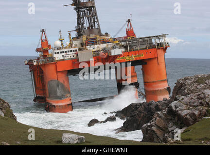 La Transocean vincitore piattaforma di perforazione dopo che esso si è arenata sulla spiaggia di Dalmore nell'area di Carloway dell'isola di Lewis. Foto Stock