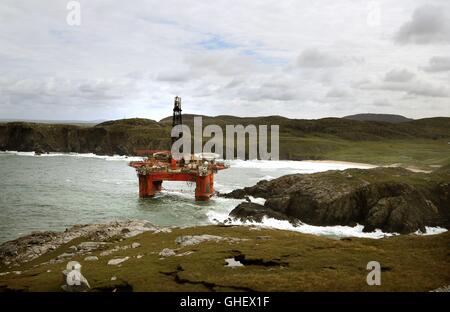 La Transocean vincitore piattaforma di perforazione dopo che esso si è arenata sulla spiaggia di Dalmore nell'area di Carloway dell'isola di Lewis. Foto Stock