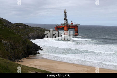 La Transocean vincitore piattaforma di perforazione dopo che esso si è arenata sulla spiaggia di Dalmore nell'area di Carloway dell'isola di Lewis. Foto Stock