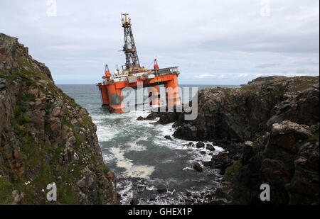 La Transocean vincitore piattaforma di perforazione dopo che esso si è arenata sulla spiaggia di Dalmore nell'area di Carloway dell'isola di Lewis. Foto Stock