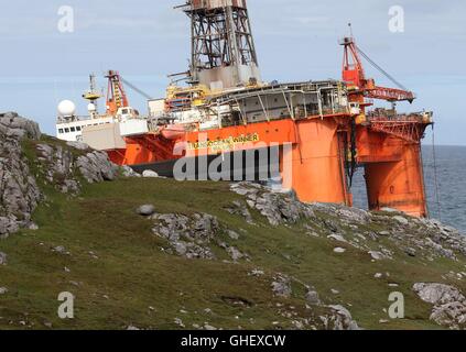 La Transocean vincitore piattaforma di perforazione dopo che esso si è arenata sulla spiaggia di Dalmore nell'area di Carloway dell'isola di Lewis. Foto Stock