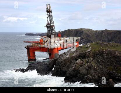 La Transocean vincitore piattaforma di perforazione dopo che esso si è arenata sulla spiaggia di Dalmore nell'area di Carloway dell'isola di Lewis. Foto Stock