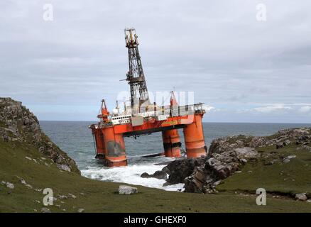 La Transocean vincitore piattaforma di perforazione dopo che esso si è arenata sulla spiaggia di Dalmore nell'area di Carloway dell'isola di Lewis. Foto Stock