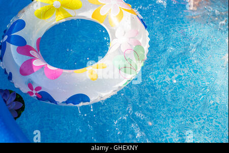 Piscina gonfiabile cerchio nella piscina all'aperto nel giorno di estate Foto Stock