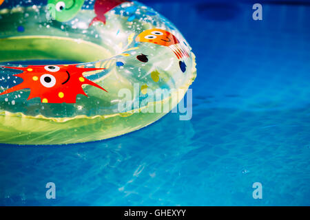 Piscina gonfiabile cerchio nella piscina all'aperto nel giorno di estate Foto Stock