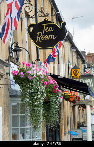 Cesti floreali pendenti al di fuori la signora T Potts sala da tè, Moreton in Marsh, Cotswolds, Gloucestershire, Inghilterra Foto Stock