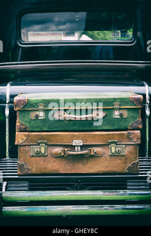 Vecchio valigie viaggiano su un 1930 Cadillac. Regno Unito. Vintage filtro applicato Foto Stock