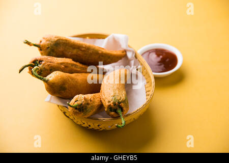 Peperoncino o Pakora mirch pakoda , estremamente deliziosi e appetitosi snack di Pakistani & Indian Pe Foto Stock