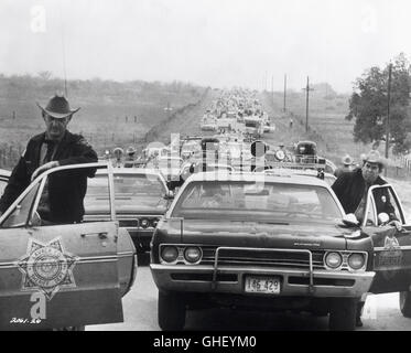 Il SUGARLAND EXPRESS USA 1974 Steven Spielberg ha un gruppo di Plymouth auto della polizia con sceriffi sulla strada. Regie: Steven Spielberg Foto Stock