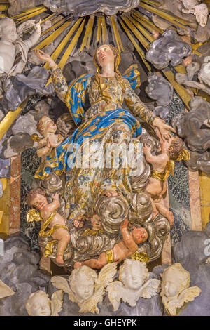 CREMONA, Italia - 25 Maggio 2016: la statua di assunzione nella cattedrale di Giuseppe Chiari (1687 - 1750). Foto Stock
