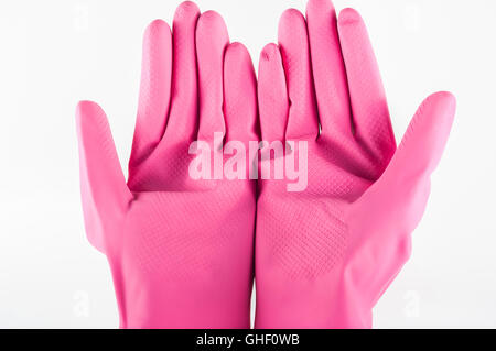 Guanti in gomma con una spugna su sfondo bianco Foto Stock