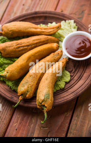 Peperoncino o Pakora mirch pakoda , estremamente deliziosi e appetitosi snack di Pakistani & Indian Pe Foto Stock