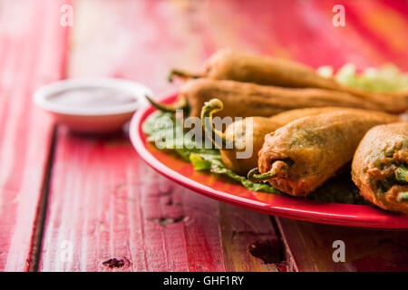 Peperoncino o Pakora mirch pakoda , estremamente deliziosi e appetitosi snack di Pakistani & Indian Pe Foto Stock