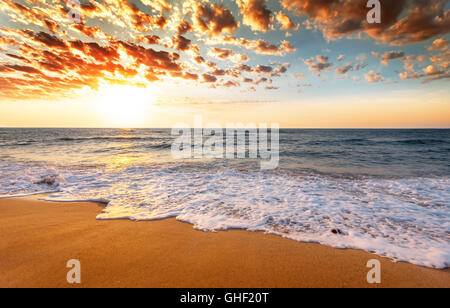 Bellissima alba sopra la spiaggia tropicale. Foto Stock