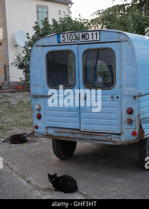 Francese tipica rurale scena della vecchia Citroen 2CV van con 2 gatti neri Foto Stock