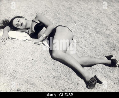 LA SPIAGGIA Italien/Frankreich 1954 Alberto Lattuada Scena: donna italiana sulla spiaggia. Regie: Alberto Lattuada Foto Stock