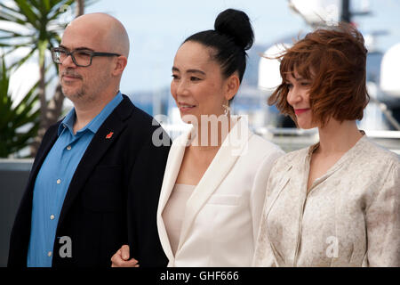 Santiago Loza, Naomi Kawase, Marie-Josee Croze, all'Cinefondation e cortometraggi giuria chiamata foto alla sessantanovesima Cannes Film Fes Foto Stock