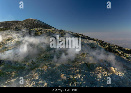 Il gradi di zolfo orlo di crateri dell'Etna Foto Stock