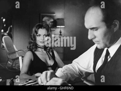 DAS MÄDCHEN UND DER KOMMISSAR Max et les ferrailleurs Francia/Italia 1971 Max et les ferrailleurs: MICHEL PICCOLI (Max), Romy Schneider (Julia/Giglio) Regie: Claude Sautet aka. Max et les ferrailleurs Foto Stock