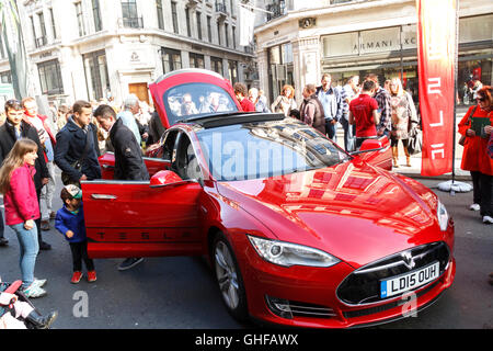 Tesla auto elettrica sul display presso il Regent Street Motor Show di Londra, Regno Unito. Foto Stock