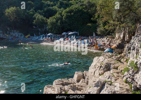 Rabac in Istria, Croazia. Una spiaggia in una giornata di sole Foto Stock