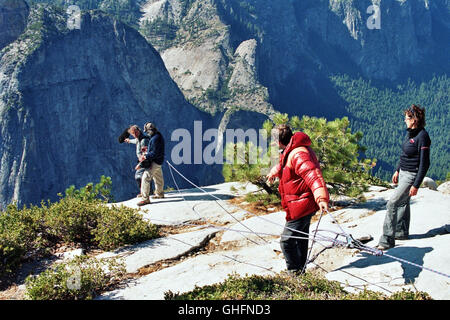 AM LIMITE Limite Am Pepe Danquart Am Limit / v.l.n.r.: JOE KNAUER (Originalton), direttore cinematografico PEPE DANQUART, IVO NINOV (Team Rigging Yosemite) und SUSANNE BERNHARD (Kameraassistenz) während der Dreharbeiten Regie: Pepe Danquart aka. Limite di am Foto Stock