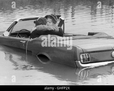 LA CUREE Francia/Italia 1966 Roger Vadim con la vettura in acqua: Jacques Monod e Jane Fonda Regie: Roger Vadim Foto Stock