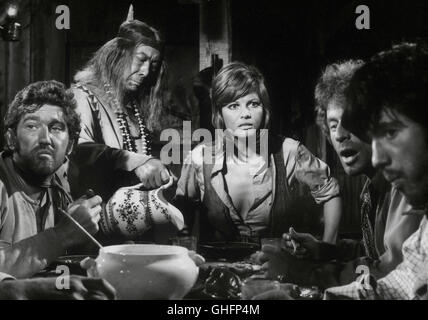 LES PETROLEUSES Francia/Italia/Spagna/Regno Unito 1971 Christian-Jaque scena con CLAUDIA CARDINALE (Marie) Regie: Christian-Jaque Foto Stock