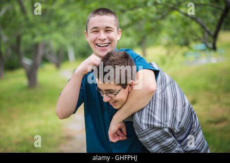 Simpatici fratelli al di fuori nella foresta Foto Stock