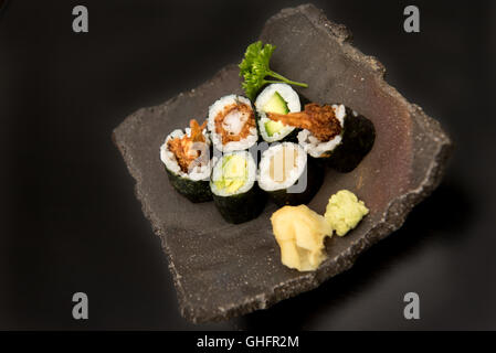 Sushi rotoli maki con salmone, avocado e gamberi Foto Stock