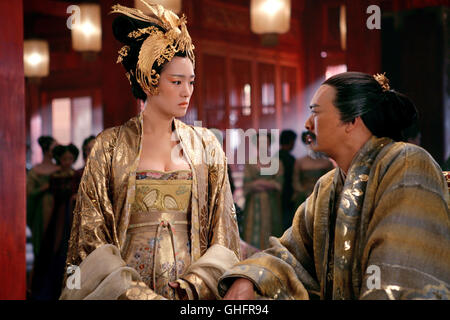 Der Fluch der goldenen Blume / Kaiserin Phoenix (Gong Li) und Kaiser Ping (Chow Yun Fat) maledizione del fiore d'Oro / Ma cheng jin dai Huang jin jia Regie: Zhang Yimou aka. La maledizione del fiore d'Oro / Man cheng jin dai Huang jin jia Foto Stock