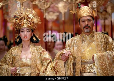 Der Fluch der goldenen Blume / Kaiserin Phoenix (Gong Li) und Kaiser Ping (Chow Yun Fat) Regie: Zhang Yimou aka. La maledizione del fiore d'Oro / Man cheng jin dai Huang jin jia Foto Stock