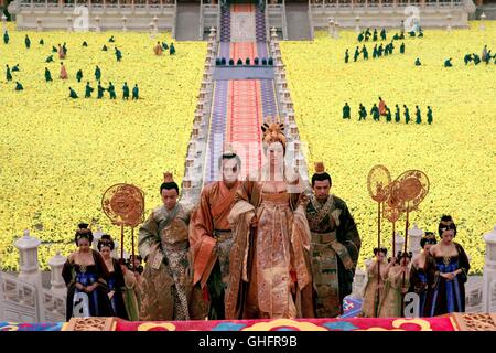 Der Fluch der goldenen Blume / Die Kaiserliche Familie: der jüngste Sohn Prinz Cheng (JUNJIE QIN), Kronprinz Xiang (YE LIU), Kaiserin (Gong Li) und Prinz Jai (Jay Chou) Regie: Zhang Yimou aka. La maledizione del fiore d'Oro / Man cheng jin dai Huang jin jia Foto Stock