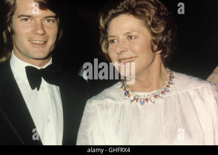 INGRID BERGMAN con Roberto, figlio di Ingrid Bergman e direttore Roberto Rossellini (1981). Foto Stock