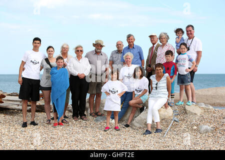 Salvare Pagham Beach gruppo raffigurato su un pesantemente eroso parte della spiaggia nel West Sussex, Regno Unito. Martedì 9 agosto 2016. Fotografia Foto Stock