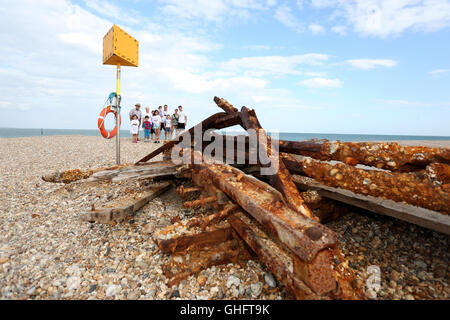 Salvare Pagham Beach gruppo raffigurato su un pesantemente eroso parte della spiaggia nel West Sussex, Regno Unito. Martedì 9 agosto 2016. Fotografia Foto Stock