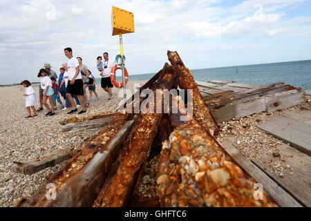 Salvare Pagham Beach gruppo raffigurato su un pesantemente eroso parte della spiaggia nel West Sussex, Regno Unito. Martedì 9 agosto 2016. Fotografia Foto Stock