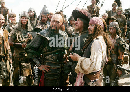 Pirati dei Caraibi - Am Ende der Welt / v.l.n.r.: Der chinesische Pirat Sao Feng (Chow Yun-FAT), Capitan Barbossa (GEOFFREY RUSH) und capitano Jack Sparrow (Johnny Depp) Regie: Gore Verbinski aka. Pirati dei Caraibi 3 Foto Stock