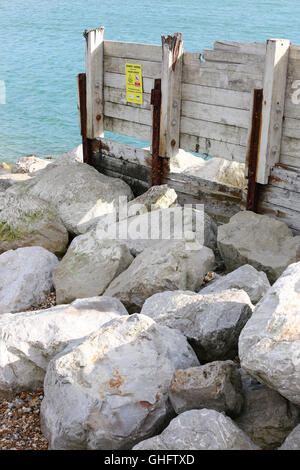 Salvare Pagham Beach gruppo raffigurato su un pesantemente eroso parte della spiaggia nel West Sussex, Regno Unito. Martedì 9 agosto 2016. Fotografia Foto Stock