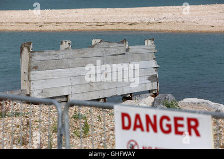 Salvare Pagham Beach gruppo raffigurato su un pesantemente eroso parte della spiaggia nel West Sussex, Regno Unito. Martedì 9 agosto 2016. Fotografia Foto Stock