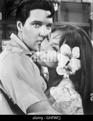 ELVIS PRESLEY (Rick Richards), IRENE TSU (Pua con fiori esotici) Regie: Michael D. Moore Foto Stock