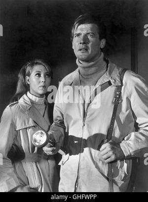 ANNETTE ANDRE (Carmen) e Roger Moore (Simon Templar, il Santo) nell'episodio: la casa su Dragon's Rock (1968). Regie: Roger Moore Foto Stock