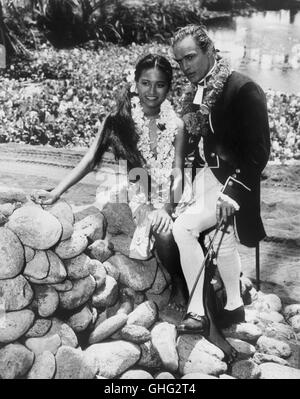 MARLON BRANDO con la fidanzata TARITA (interpreta Maimiti) Regie: Lewis Milestone aka. L'ammutinamento del Bounty Foto Stock