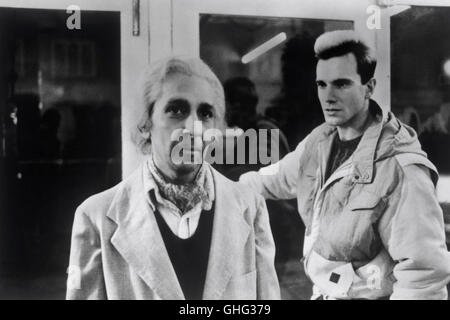 Johnny (DANIEL DAY-LEWIS) sorge dal disagio come Omar il padre (ROSHAN SETH) ore arriva troppo tardi per la grande apertura del suo figlio illuminate al neon lavanderia a gettoni. Regie: Stephen Frears aka. La mia bella lavanderia a gettoni Foto Stock