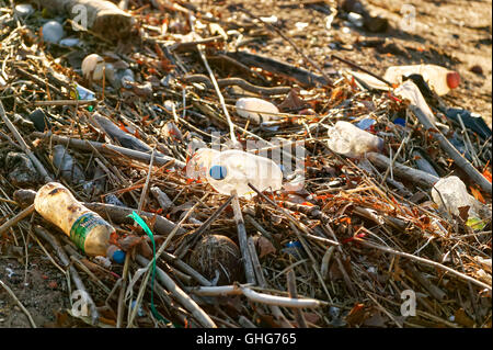 Vista di garbage principalmente bottiglie di plastica su una via navigabile nella zona industriale di New Jersey Foto Stock