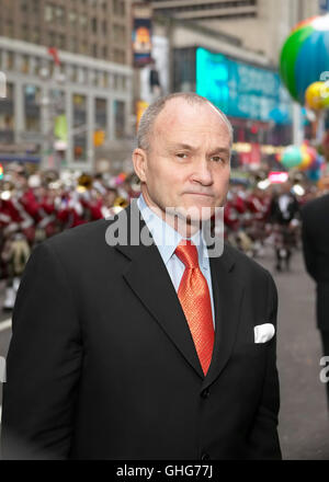 Ex NYC il capo della polizia Raymond Kelly con Thanksgiving Parade in background Foto Stock