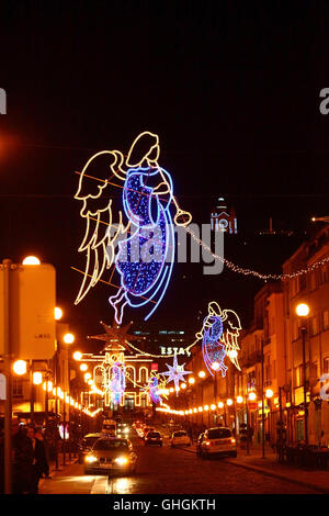 Le decorazioni di Natale sulla Avenida Dos Combatentes da Grande Guerra di notte, Viana do Castelo, Portogallo settentrionale Foto Stock