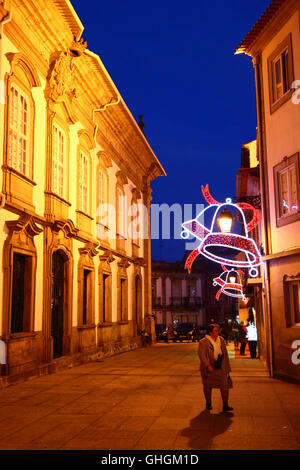 Decorazioni natalizie in strada accanto alla Cappella Malheiras al crepuscolo / ora blu, Viana do Castelo, Minho Provincia, Portogallo settentrionale Foto Stock