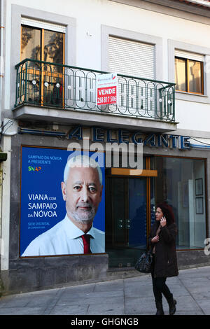 La donna a piedi passato poster per 2016 elezioni presidenziali candidato António Sampaio da Nóvoa, Viana do Castelo, Portogallo settentrionale Foto Stock